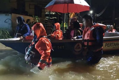 Angkatan Pertahanan Awam Malaysia (APM) negeri Terengganu membantu memindahkan mangsa banjir yang terjejas Foto: APM Terengganu