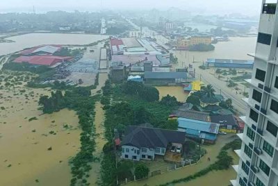 Banjir yang melanda ketika ini disifatkan sebagai terburuk dalam sejarah. Gambar tular media sosial