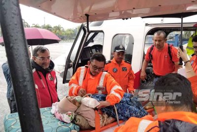 Pasukan penyelamat mengangkat Bidah dari helikopter untuk dihantar ke HRPZII.