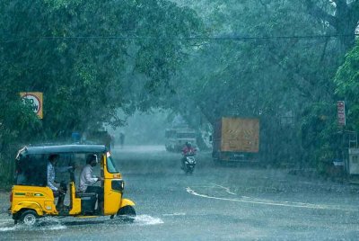 Hujan lebat menjelang ribut siklon di Chennai. Foto AFP