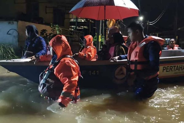 Angkatan Pertahanan Awam Malaysia (APM) negeri Terengganu membantu memindahkan mangsa banjir yang terjejas Foto: APM Terengganu