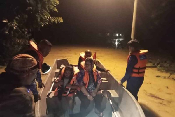 Mangsa banjir di Kampung Awat Segamat yang terputus hubungan dipindahkan ke PPS Balai raya Kampung Awat pada jam 1 pagi, Sabtu. - Foto: APM Johor