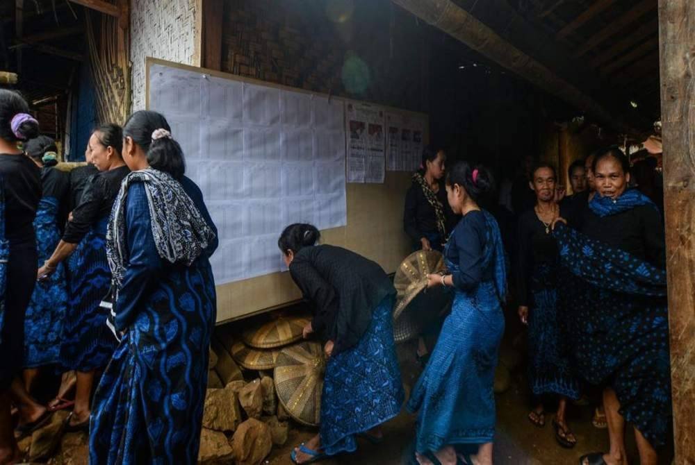 Pengundi daripada suku Badui keluar menunaikan hak mereka di pusat mengundi 02 Desa Kanekes, Lebak, Banten.