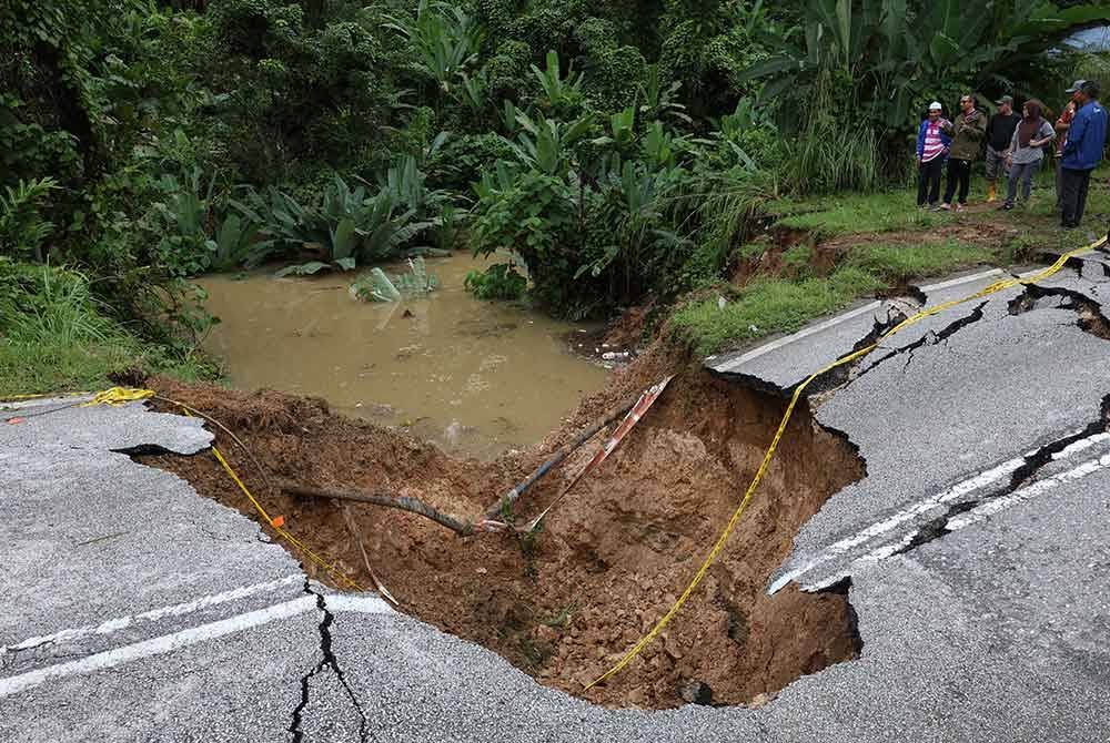 Keadaan jalan runtuh yang berlaku di Kilometer 35 (KM35) Jalan Gua Musang-Jeli berdekatan Kampung Jerek menuju ke Jelawang. Foto Bernama