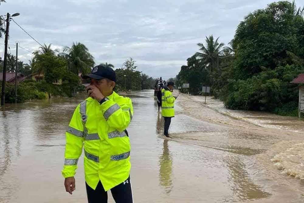 Kawalan lalu lintas dilakukan anggota trafik IPD Raub di lokasi laluan terjejas banjir.Foto FB Polis Daerah Raub.