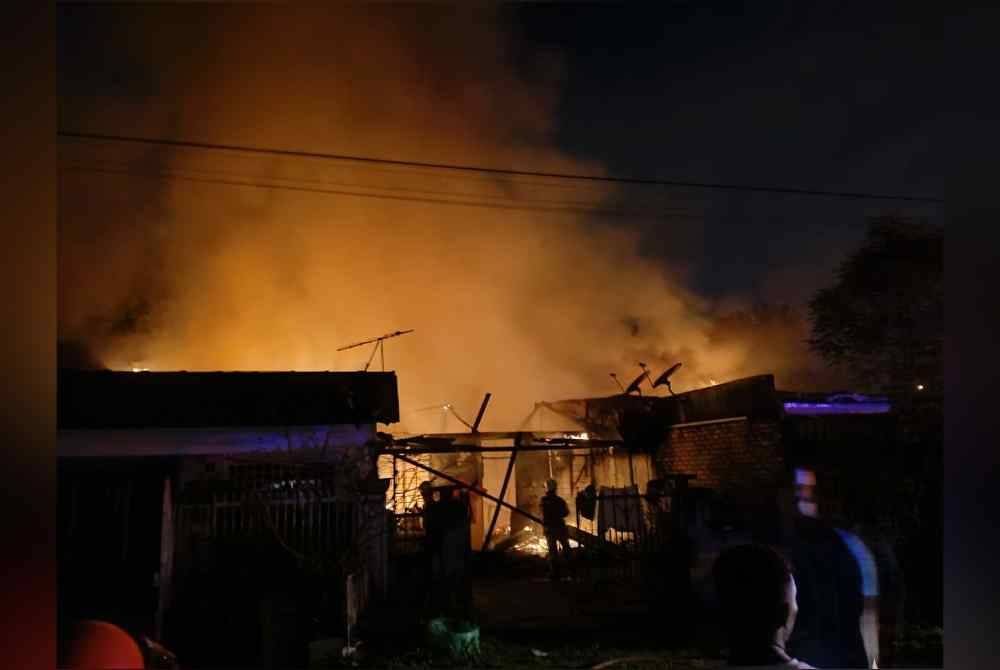 Kejadian melibatkan kebakaran tiga unit rumah teres di perumahan Rancangan Rumah Murah, Kuang di sini pada Sabtu.