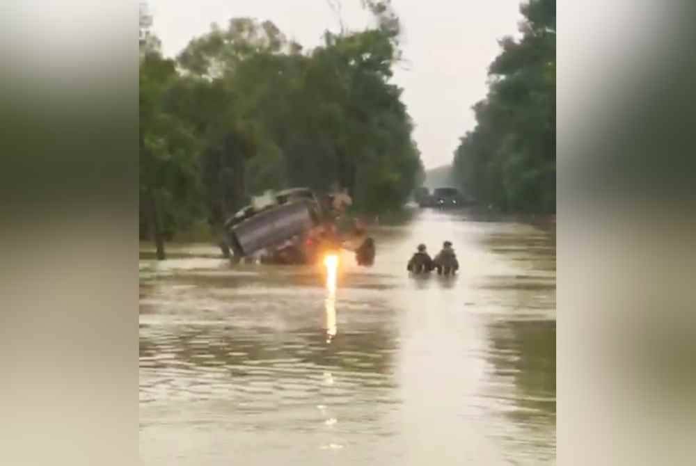 Trak tujuh tan milik ATM yang tergelincir semasa Op Murni tidak melibatkan calon Sijil Pelajaran Malaysia (SPM) yang terkesan dengan banjir di Rantau Panjang. Foto ihsan pembaca