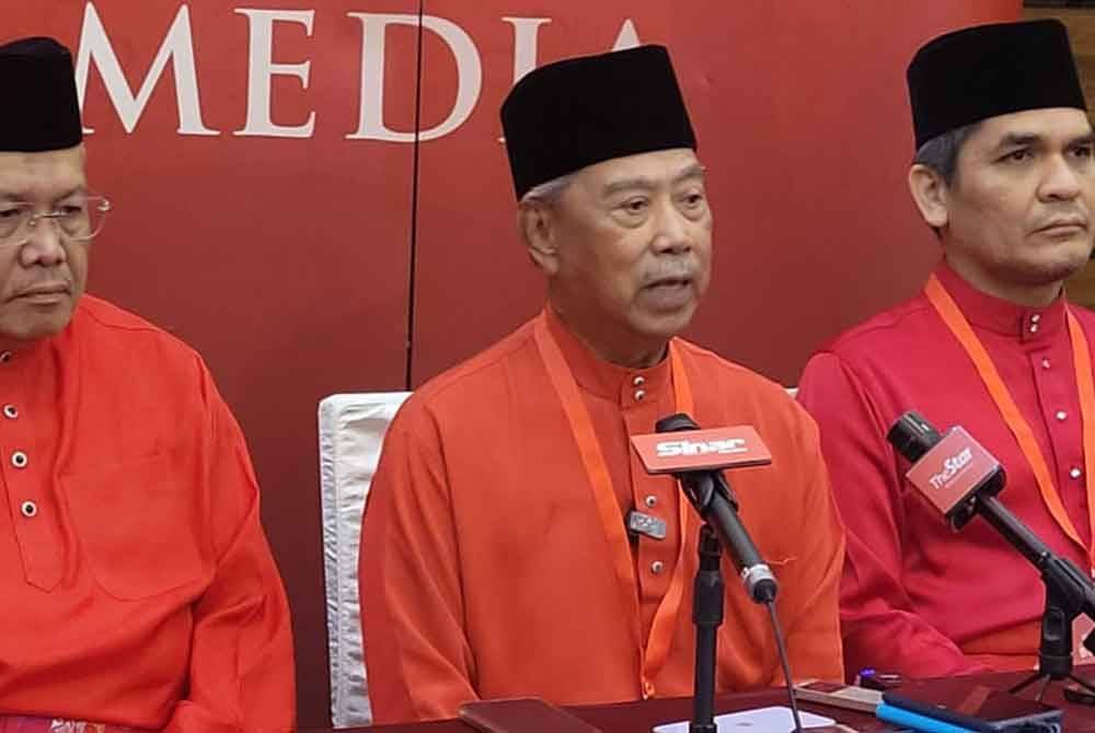 Muhyiddin (tengah) semasa sidang akhbar selepas Perhimpunan Agung Tahunan (PAT) Bersatu yang berlangsung di Pusat Konvensyen Ideal (IDCC) di sini, pada Ahad.