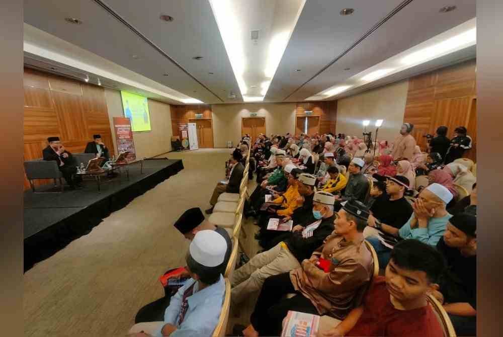 Panelis yang tampil dalam konvensyen tersebut terdiri daripada Qari My #QuranTime, ustaz Ahmad Tirmizi, serta pentadabbur utama, Fazrul (kiri).