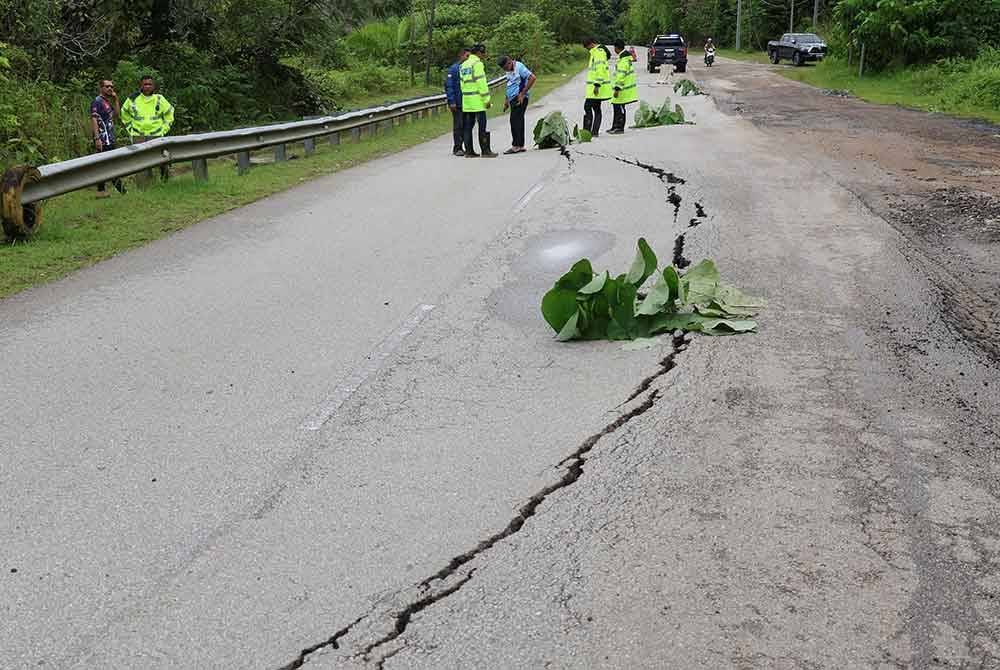 Keadaan jalan merekah dan mendap sepanjang 110 meter yang dikesan berlaku di Jalan D241 pada laluan masuk ke Kampung Jerek, Gua Musang. Foto Bernama