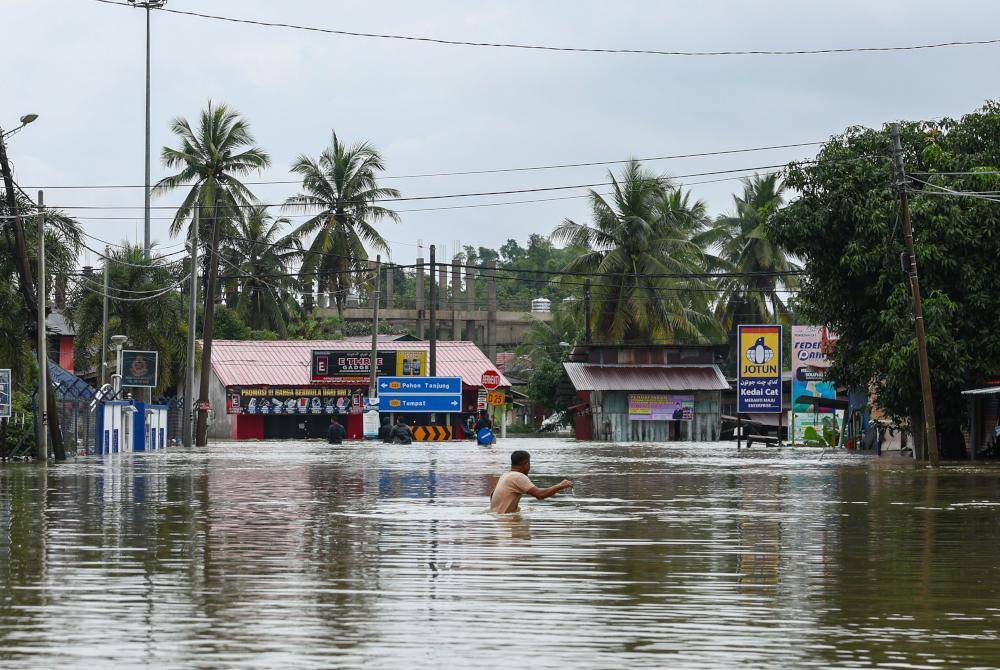 Keadaan terkini Kampung Meranti yang ditenggelami banjir hari ini, berikutan hujan berterusan sejak beberapa hari lepas. Foto Bernama