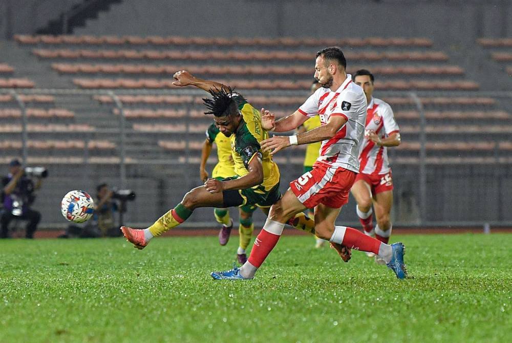 Pemain Kedah Darul Aman FC, Ebenezer Assifuah (kiri) diasak pemain KL City FC, Adrijan Rudovic pada saingan Piala Malaysia 2024/2025 di Stadium Bola Sepak Kuala Lumpur hari ini. Foto Bernama