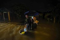 Penduduk mula berpindah ke kawasan yang lebih selamat susulan fenomena air pasang besar yang diramal berlaku malam tadi di Kampung Pinang Merah, Paka. Foto Bernama