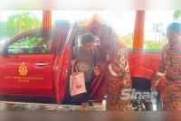 Zulkifli (kiri) dibantu bomba turun dari kenderaan apabila sampai di Hospital Tumpat. Foto Sinar Harian-ADILA SHARINNI WAHID.