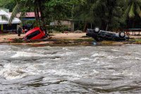 Keadaan terkini Jalan Kampung Tujuh berdekatan Taman Sri Bayu yang terputus hubungan sepanjang 60 meter akibat arus deras dalam kejadian banjir yang berlaku. Foto Bernama