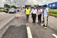 Hassan (dua dari kiri) meninjau keadaan Lebuhraya Pasir Gudang susulan aduan mengenai kerosakan di laluan utama itu pada Ahad.