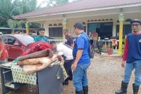 Sukarelawan melakukan kerja-kerja pembersihan kediaman mangsa banjir yang terjejas. Foto: FB MBNS