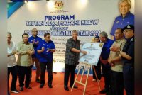 Ahmad Zahid (tengah) menyempurnakan Program Tautan Desa Madani KKDW Sempena Program Kampung Angkat Madani (KAM) 2024 di Sekolah Kebangsaan Sungai Betul, pada Ahad.