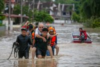 Penduduk di Taman Arena Kepayang Putra, Ipoh meredah air dan menyelamatkan harta benda termasuk dokumen penting apabila taman mereka dilanda banjir hari ini. Foto Bernama