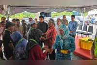 Al-Sultan Abdullah, Tunku Azizah dan Tengku Hassanal menyampaikan sumbangan kepada mangsa banjir di Dewan Kampung Lechar di Raub pada Ahad.