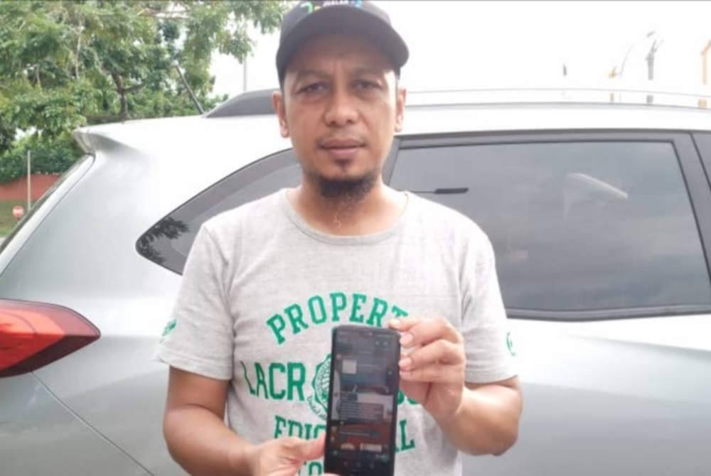 Khairul Shahrizal menunjukkan grupWhatsApp pelaburan dan perjudian yang dibuka menggunakan nombor telefonnya.