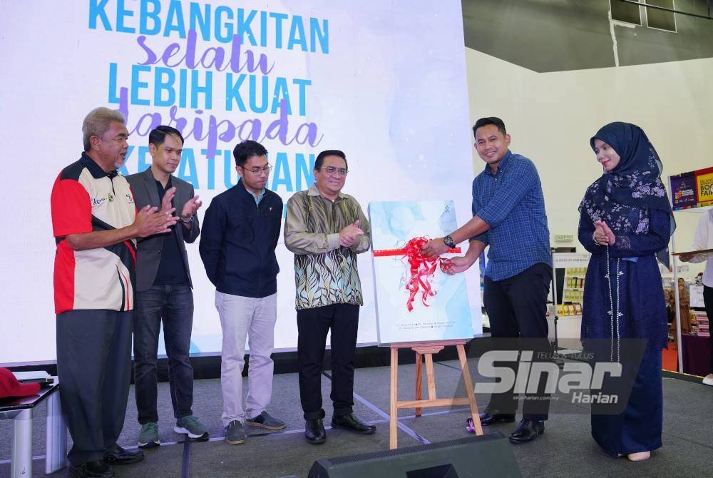 Danial (dua dari kanan) melancarkan buku Bounce Back Better: Bangkit Dengan al-Quran sempena Pesta Buku Antarabangsa Selangor 2024 di Pusat Konvensyen Setia City pada Ahad. Foto Sinar Harian MOHD HALIM ABDUL WAHID