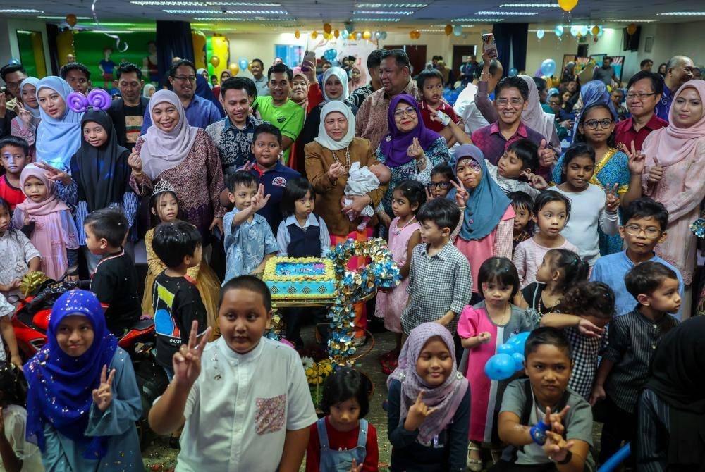 Nancy Shukri (tengah) bersama kanak-kanak yang hadir pada Majlis Jalinan Kasih Lembaga Penduduk dan Pembangunan Keluarga Negara (LPPKN) 2024 dan Perasmian Klinik Fertiliti LPPKN Full Paying Patient di bangunan LPPKN hari ini. Foto Bernama