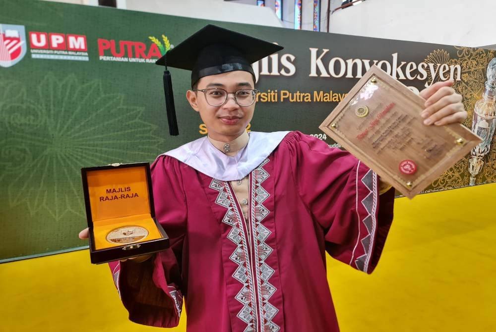 Mohammad Haziq Zikri menerima Anugerah Pelajaran Diraja UPM 2024.