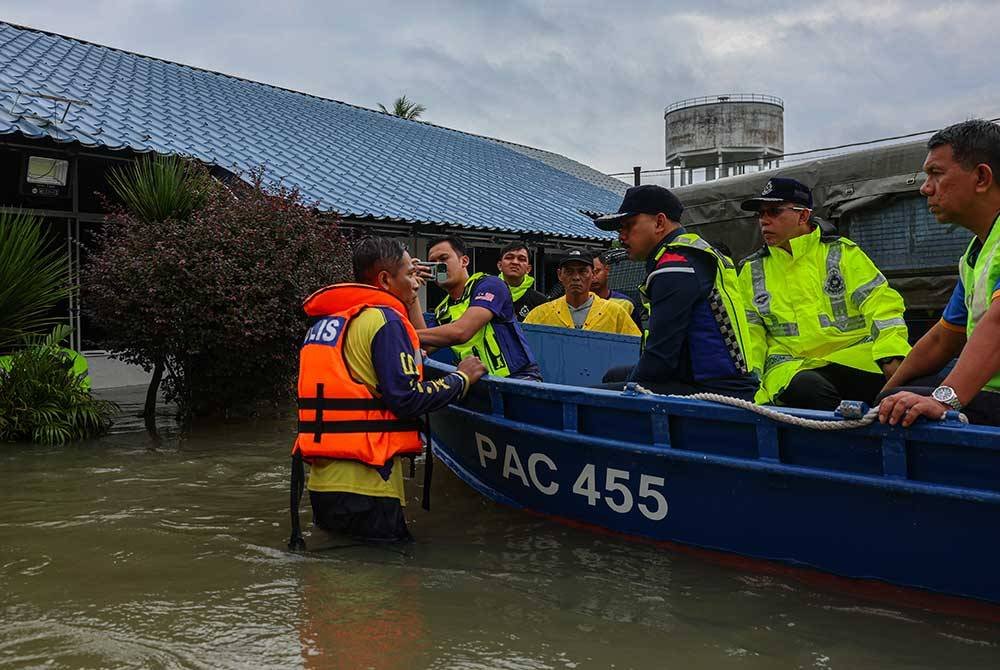 KDN telah mengerahkan seramai 1,672 pegawai dan anggota polis, bersama 230 aset kenderaan serta peralatan kecemasan PDRM bagi bantuan operasi banjir di seluruh negara. Foto fail Bernama