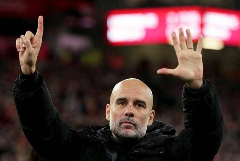 Guardiola menunjukkan enam jari sebagai tanda enam piala EPL yang telah dimenanginya bersama City.