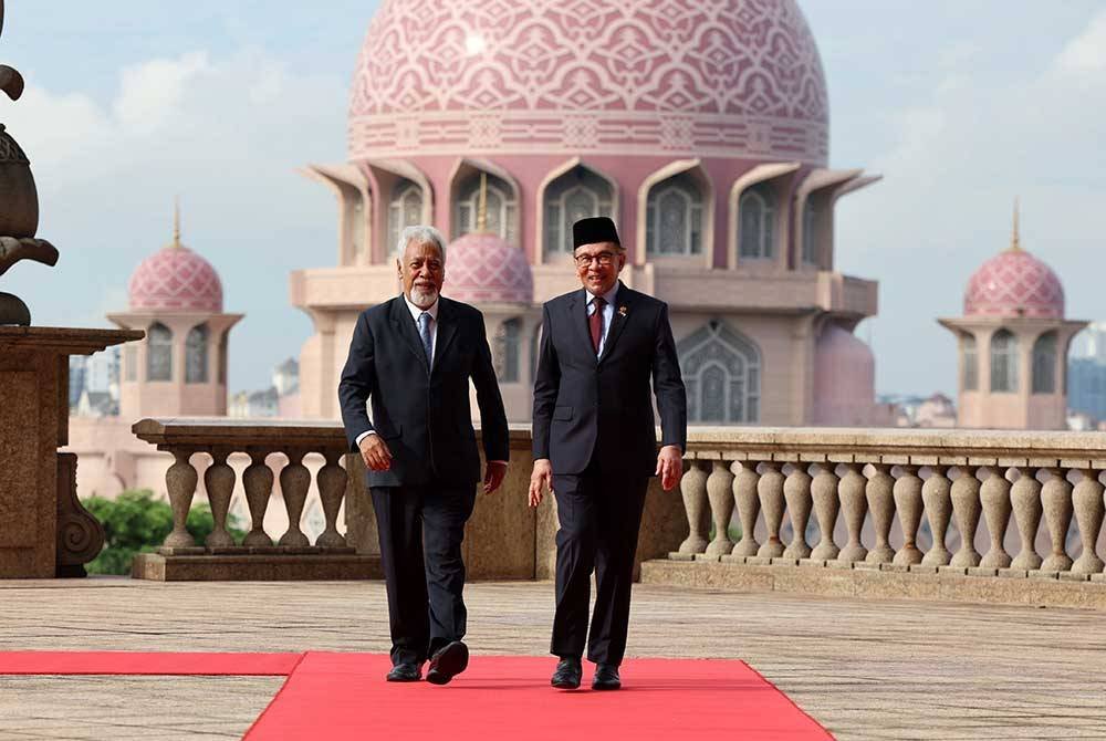 Anwar (kanan) mengiringi Xanana Gusmao yang dalam rangka lawatan Rasmi selama tiga hari ke Malaysia, pada Istiadat Sambutan Rasmi di Dataran Perdana Bangunan Perdana Putra pada Isnin. Foto Bernama