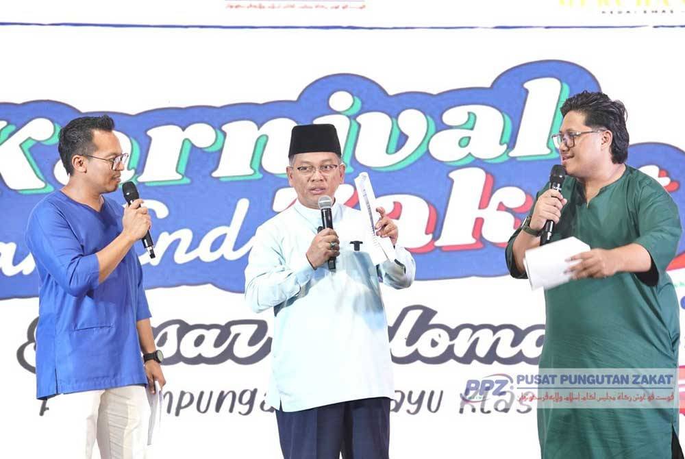 Menteri di Jabatan Perdana Menteri (Hal Ehwal Agama), Datuk Dr Mohd Na’im Mokhtar (tengah) hadir pada pada Majlis Malam Amal Kasih ALLAH dan Rasul sempena Karnival Year End Zakat (YEZ).