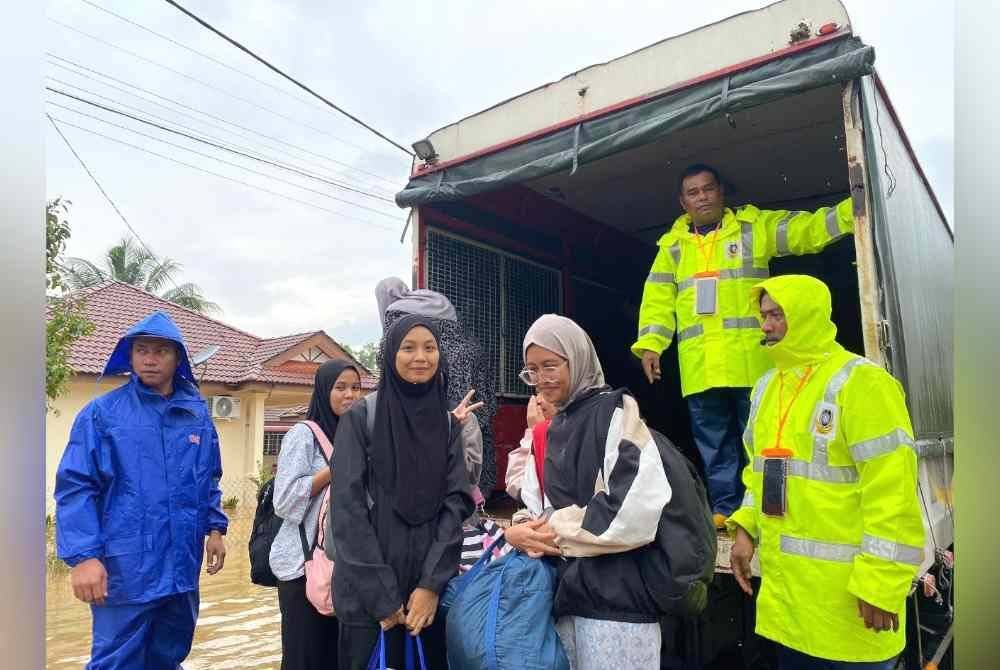 Pelajar UniSZA tinggal di rumah sewa yang terjejas banjir dipindahkan ke asrama pada Ahad.