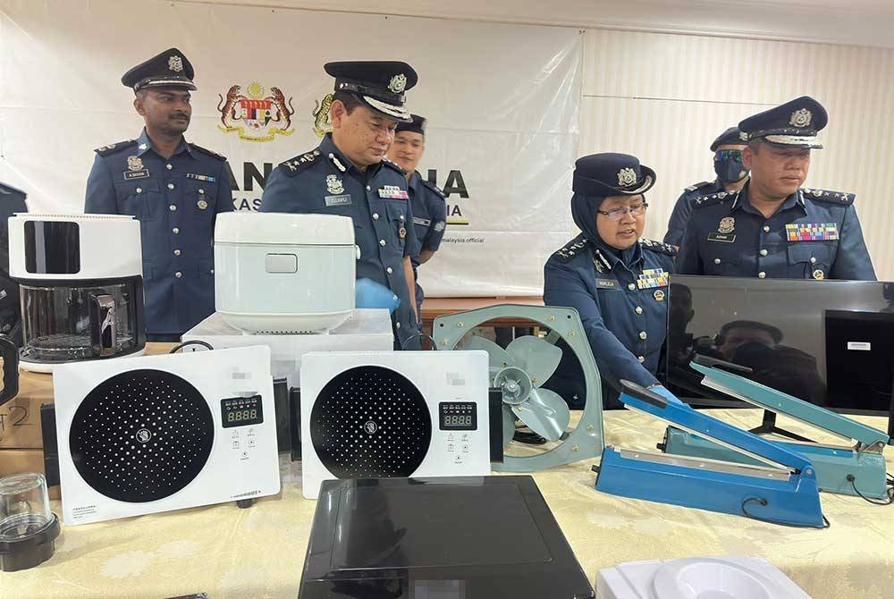 Norlela (dua dari kanan) menunjukkan antara barang elektrik yang dirampas JKDM menerusi Ops Renjat di Pelabuhan Klang, Oktober lalu.