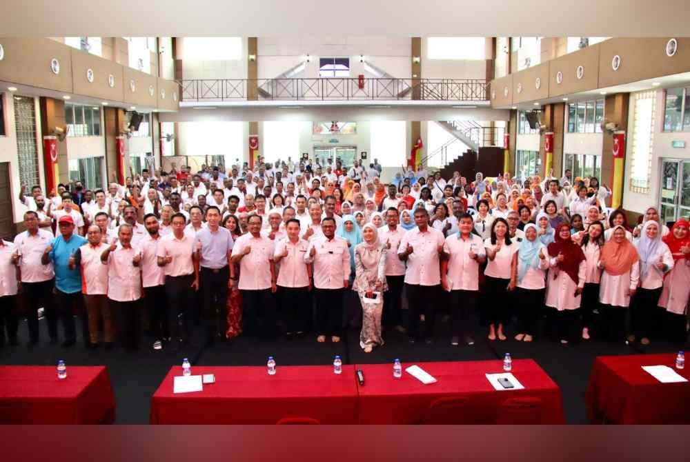 Barisan kepimpinan PH Selangor yang baharu diketuai Amirudin (tengah).