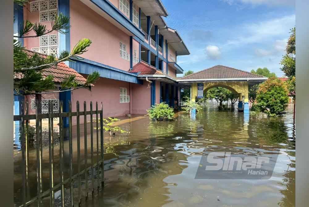 Banjir setinggi 0.3 meter berlaku di sekolah di Pasir Mas. FOTO SINAR HARIAN-ADILA SHARINNI WAHID.