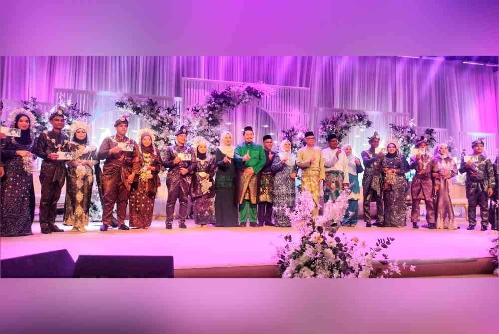 Pasangan pengantin bergambar kenangan bersama Ismail Sabri (lapan dari kanan) dan Sabariah (sembilan dari kiri) sempena Program Anggun Suri Daerah Bera di Dewan Konvesyen Majlis Daerah Bera di sini pada Ahad.