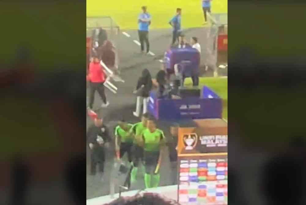 Insiden balingan objek yang berlaku selepas tamat perlawanan antara Selangor dan Sri Pahang.