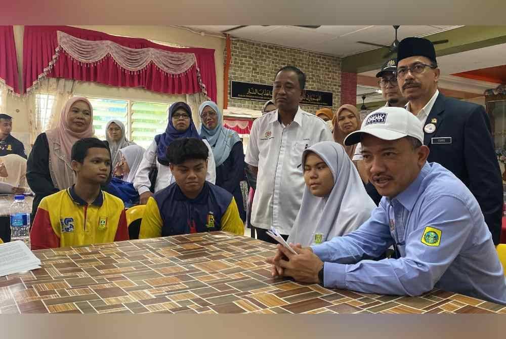 Ruji beramah mesra dengan calon SPM ketika melakukan tinjauan di Pusat Peperiksaan SPM di Sekolah Menengah Kebangsaan (SMK) Tunku Abdul Malik di sini pada Isnin.