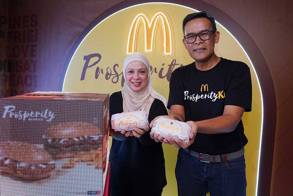 Pengarah Urusan McDonald's Malaysia, Datuk Azmir Jaafar (kanan) dan Naib Presiden & Ketua Pegawai Pemasaran, McDonald's Malaysia, Melati Abdul Hai melancarkan Burger Prosperity di McDonald’s Bukit Bintang pada Isnin. Foto Sinar Harian/MOHD HALIM ABDUL WAHID