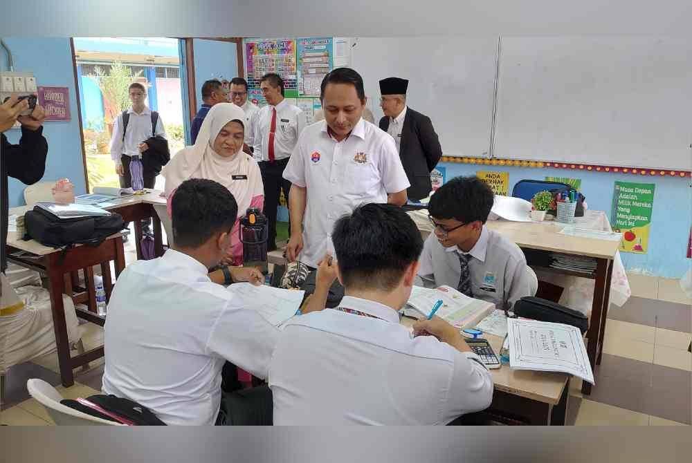 Aznan sempat beramah mesra dengan sebahagian pelajar ketika mengunjungi SMK Tasek Utara, pada Isnin.