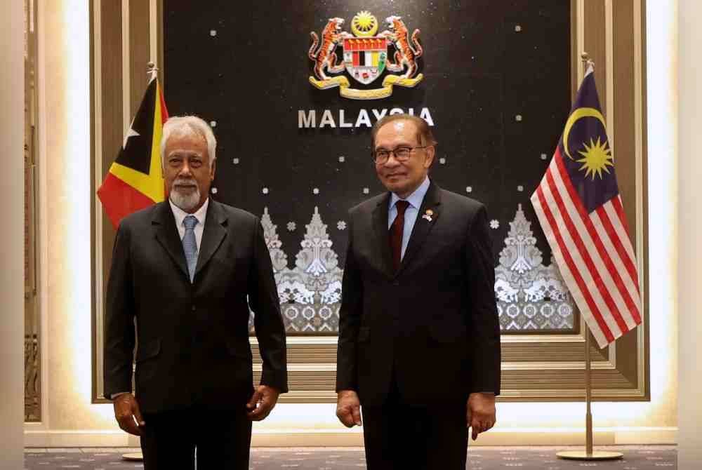 Anwar (kanan) bergambar dengan Perdana Menteri Timor-Leste Kay Rala Xanana Gusmao pada Majlis Makan Tengah Hari yang dihoskan Perdana Menteri di Kompleks Seri Perdana, pada Isnin. Foto Bernama