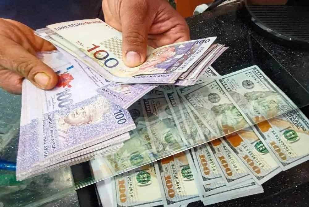 Ringgit ditutup rendah berbanding dolar AS pada Isnin apabila pelabur mengalihkan minat kepada mata wang selamat termasuk dolar AS. Gambar hiasan 