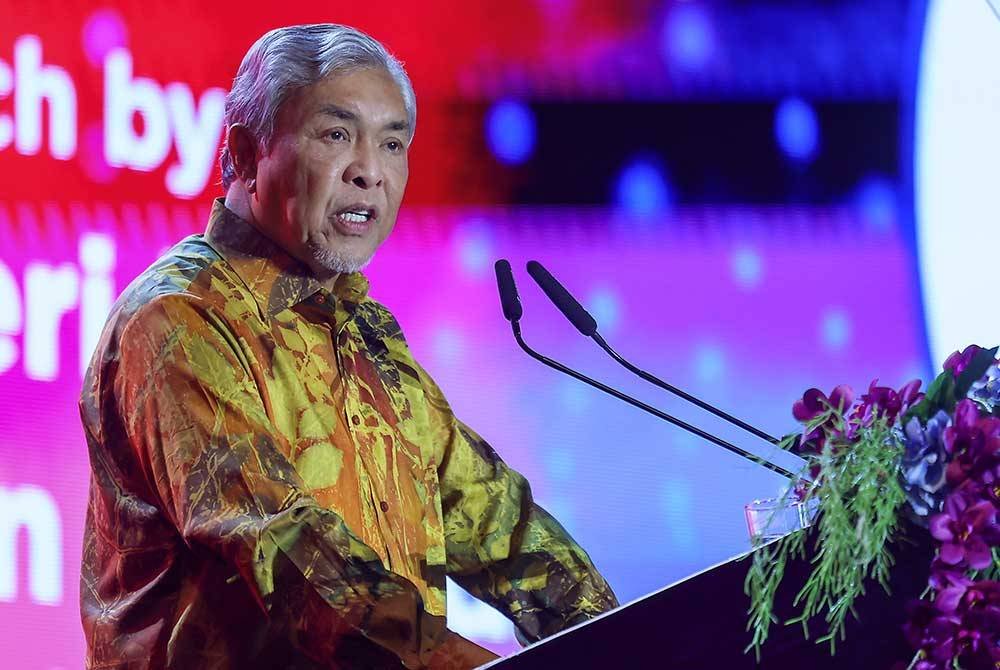 Ahmad Zahid menyampaikan ucapan dan merasmikan Jamuan Makan Malam Sempena Perayaan Ulang Tahun Hubungan Diplomatik Malaysia China Ke-50 dan Penganjuran 5 Tahun World Association President’s Conference (5TH WAPC) di Wisma MCA malam ini. Foto Bernama