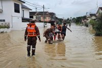 Bomba dan sukarelawan membawa membawa keluar terutama warga emas yang terkandas dalam banjir di Fair Park, Ipoh pada Ahad.