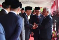 Perdana Menteri Timor-Leste Xanana Gusmao (kanan) diperkenalkan kepada barisan jemaah menteri oleh Perdana Menteri Datuk Seri Anwar Ibrahim pada Istiadat Sambutan Rasmi di Dataran Perdana Bangunan Perdana Putra pada Isnin. Turut kelihatan Timbalan Perdana Menteri Datuk Seri Dr Ahmad Zahid Hamidi. Foto Bernama