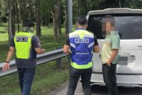 Pemandu Hyundai Starex yang enggan beri kerjasama ditahan polis menerusi Op Khas Teksi Haram di KLIA, Sepang, Khamis lalu.