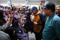 Anwar menyantuni mangsa banjir di PPS Sekolah Kebangsaan Mangkok, Bandar Permaisuri, Terengganu pada Ahad. Foto Bernama