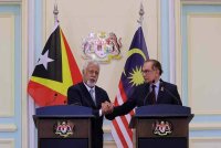 Anwar (kanan) bersama Perdana Menteri Timor-Leste Kay Rala Xanana Gusmão ketika sidang media bersama selepas mengadakan pertemuan, pada Isnin. Foto Bernama