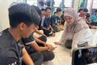 Fadhlina (kanan) bertanya khabar calon-calon SPM di Pasir Mas. FOTO SINAR HARIAN-ADILA SHARINNI WAHID.